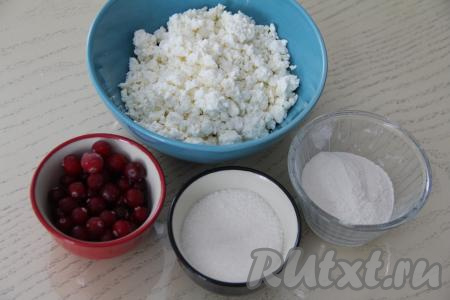 Подготовить продукты для приготовления сырников с клюквой. Клюкву можно взять замороженную, либо свежую. Свежую клюкву нужно промыть водой и обсушить. Замороженную клюкву, если на ней нет большого количества льда, можно не размораживать. Если на замороженных ягодах много наледи, тогда просто обдайте их водой и немного обсушите на бумажных салфетках.