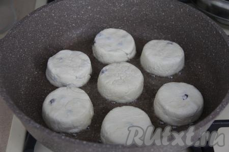 Растительное масло влить в сковороду, дать ему хорошо прогреться, а затем выложить заготовки сырников.