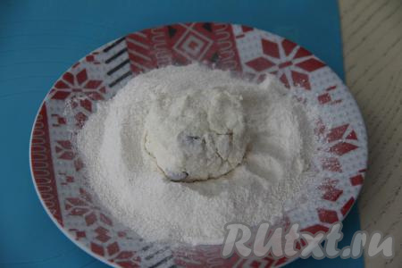 Разделить творожное-ягодное тесто на 7 частей. Из каждой части теста влажными руками сформировать округлые заготовки сырников и обвалять их со всех сторон в муке.