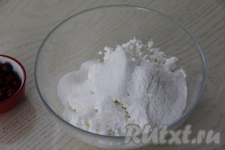 Соединить творог, сахар и муку в глубокой миске.