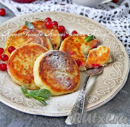 Вкуснейшие, нежные, аппетитные сырники с клюквой подать к столу с пылу с жару.