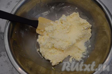Перемешать силиконовой лопаткой (или вилкой) до получения однородной творожно-желтковой массы.