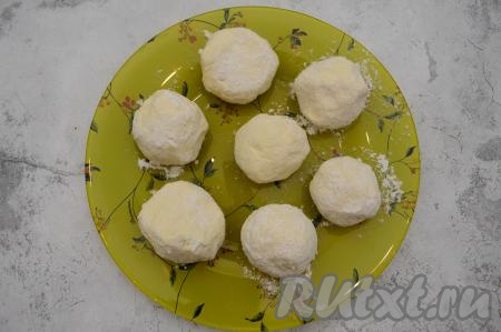 Аналогично слепить и обвалять в муке 7 заготовок сырников. Важно не забывать формировать сырники именно влажными руками, так как ко влажным рукам меньше пристаёт липкое тесто, а сырники лучше обваливаются в муке.