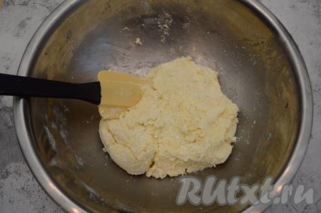 Итоговое тесто, замешанное на желтках, должно получиться комковатым, липким и при этом держать форму, если слегка сжать его в ладони. В зависимости от размеров желтков и влажности творога, муки может уйти разное количество, поэтому я советую добавлять муку постепенно.