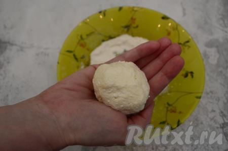 Тесто зрительно разделить на 7 равных частей. Влажными руками из каждой части теста сформировать круглый сырник.