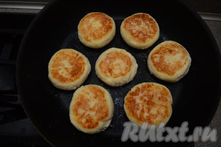 Затем сырники перевернуть и обжарить их с другой стороны в течение 3-4 минут (до появления румяности с другой стороны).