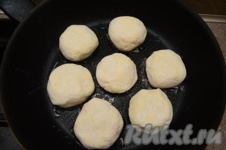 Слегка прижать сырники сверху, чтобы они приобрели более плоскую форму. На сковороде хорошо прогреть растительное масло, а затем выложить заготовки сырников, жарить их на среднем огне до подрумянивания снизу (то есть в течение 3-4 минут).