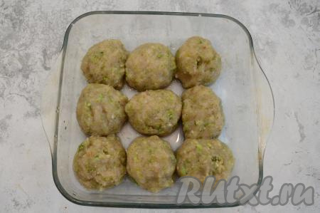 Влажными руками сформировать из фарша котлеты и выложить их в жаропрочную форму, подходящую по размеру. В форму с заготовками котлет влить 1-2 столовых ложки воды. Поставить форму в хорошо прогревшуюся духовку.