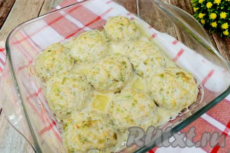 Запекать куриные котлеты с брокколи в течение 35-40 минут при температуре 180 градусов.