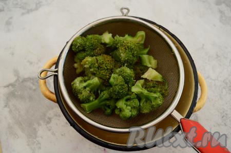 Откинуть отваренную брокколи на сито, чтобы стекла вся вода. Дать капусте немного остыть.