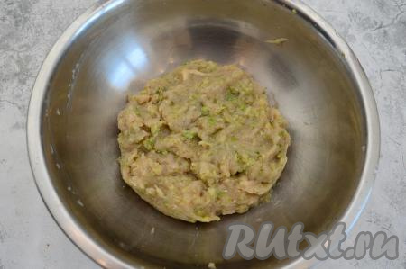 Посолить фарш по вкусу и тщательно его перемешать.