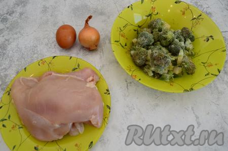 Подготовить продукты для приготовления куриных котлет с брокколи в духовке. Я взяла филе куриной грудки, но можно взять филе куриного бедра, тогда котлеты будут ещё более сочными. Куриное мясо промыть водой, дать ему немного обсохнуть. Брокколи можно взять свежую или замороженную. Свежую брокколи нужно промыть водой, разобрать на соцветия.