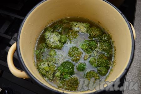 Соцветия свежей или замороженной (не отваренной перед заморозкой) брокколи выложить в кастрюлю, полностью залить водой, поставить на огонь. А после закипания отварить капусту на небольшом огне в течение 5 минут (до мягкости). Если же вы взяли брокколи, которая была отварена перед заморозкой, тогда просто разморозьте её, ещё раз отваривать её не нужно.