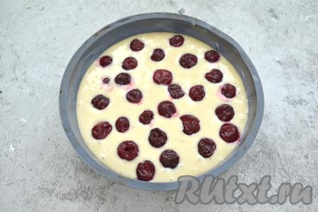 Сверху раскладываем размороженную (или свежую) вишню, слегка утапливая ягоды.
