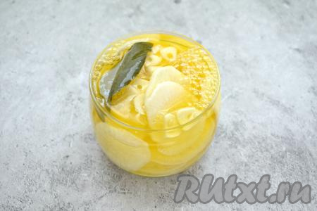 Банку с дайконом и чесноком полностью заливаем остывшим маринадом, закрываем крышкой и убираем в холодильник. Через сутки можно снимать пробу.