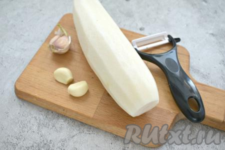 Очищаем дайкон и зубчики чеснока.