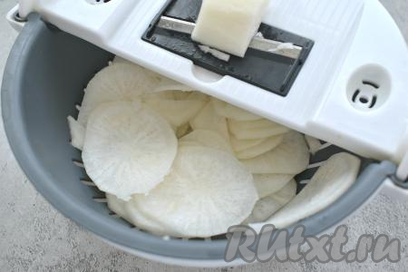 Дайкон нарезаем на тонкие кружочки (я нарезала специальной шинковкой).