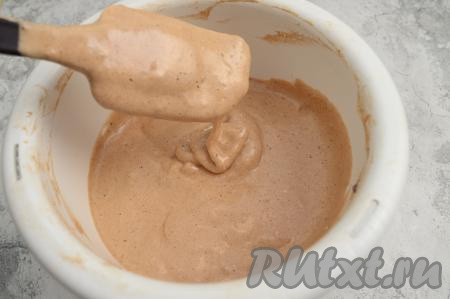 Шоколадное бисквитное тесто должно получиться воздушным, нежным, напоминающим в меру густой крем.