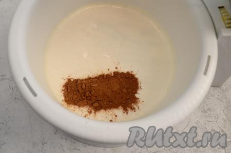 Затем всыпать какао и перемешать миксером на небольших оборотах до однородности.