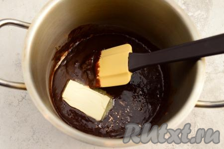 Поставить кастрюлю на средний огонь и, постоянно помешивая, довести массу до кипения. Затем добавить сливочное масло.