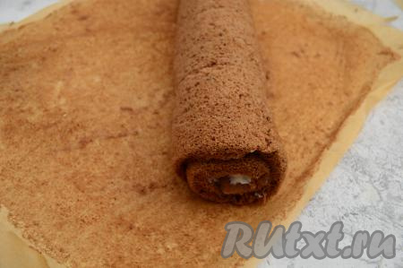 Рулет завернуть в пергамент и отправить в холодильник минимум на 2-3 часа (я оставляю на ночь), чтобы бисквит пропитался.