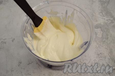 Затем добавить к пробитому творогу сметану и перемешать крем лопаткой до однородности. Творожный крем получится воздушным, однородным и очень вкусным.