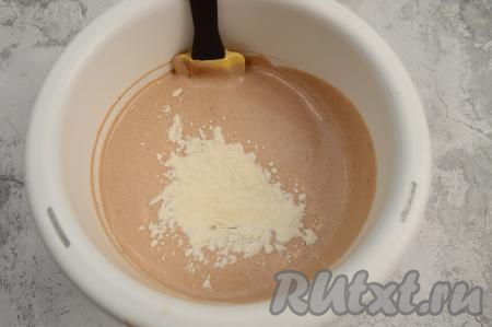 Добавить разрыхлитель и половину муки, полностью вмешать в тесто с помощью силиконовой лопатки. Вмешивать муку нужно тщательно, перемешивая тесто движениями лопатки снизу вверх. И при этом перемешивать тесто нужно аккуратно, стараясь не сбить воздушность взбитых яиц. Далее всыпать муку небольшими частями, полностью вмешивая её и учитывая густоту замешиваемого теста.