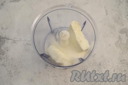 По прошествии 40-60 минут шоколадный бисквит остынет. Теперь можно заняться творожной начинкой для рулета. Для этого в чашу измельчителя нужно выложить творог, всыпать сахар.