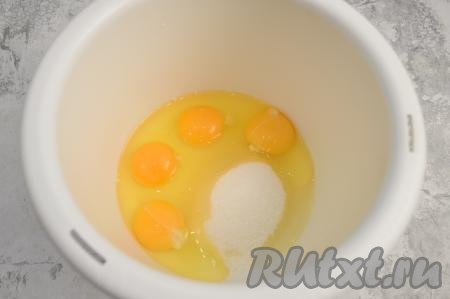 Первым делом испечём шоколадный бисквит. Для замешивания теста нужно в чашу миксера вбить сырые яйца (я взяла размером С0), всыпать сахар.