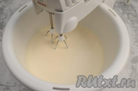 Взбить яйца с сахаром в течение 7 минут миксером на максимальных оборотах.
