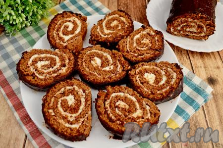 А затем вкусный, аппетитный шоколадный рулет с нежнейшей творожной начинкой нарезать на кусочки и подать к семейному чаепитию или праздничному столу.&nbsp;