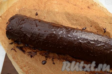 Пока глазурь горячая, нанести её на поверхность нашего рулета. Убрать рулет в холодильник минут на 40 (до застывания глазури).