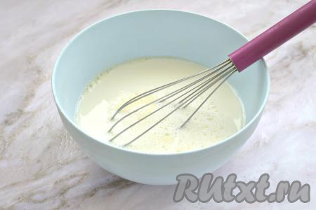 В яичную смесь вливаем молоко комнатной температуры, перемешиваем.