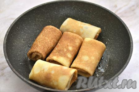 Блин с моцареллой сворачиваем конвертиком. Аналогично формируем в виде конвертика остальные блины с моцареллой. Сковороду слегка смазываем маслом, выкладываем блинные конвертики с моцареллой, обжариваем на среднем огне с двух сторон (примерно по 2 минуты с каждой стороны).