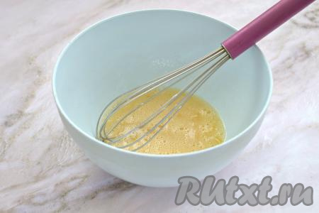 Интенсивно перемешиваем венчиком содержимое миски до получения однородной яичной смеси.