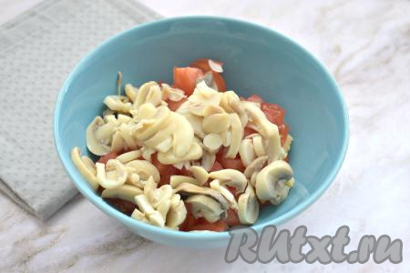 Маринованные шампиньоны достаём из банки, выкладываем на сито, чтобы с них стекла лишняя жидкость. У меня в банке были уже нарезанные шампиньоны, если у вас целые грибы, тогда нарежьте их на пластины. Выкладываем грибы в миску с помидорами, сыром и морковкой.
