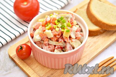 Вкусный, яркий салат "Голландский" украшаем нарезанной свежей зеленью, перекладываем в салатник и подаём к столу.