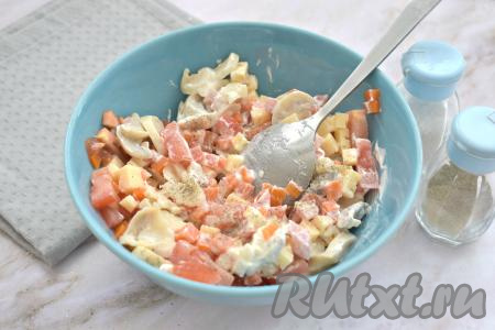 Перемешиваем салат "Голландский", пробуем на вкус и уже затем его по вкусу солим и перчим.