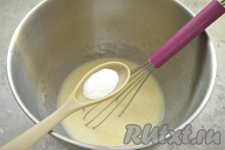 В получившуюся кефирно-яичную смесь добавляем соду, очень хорошо перемешиваем. На поверхности начнут появляться пузырьки - это сода взаимодействует с кислой средой кефира. Даём постоять 3-4 минуты, чтобы сода полностью погасилась.