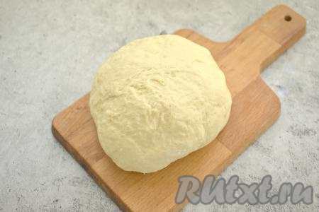 После того как тесто для вергунов начнёт собираться в комок, продолжаем замешивать тесто уже руками, подсыпая по мере необходимости муку. Добавляя муку, учитывайте, что тесто должно получиться мягким, слегка липнущим к ладоням и однородным. Тесто кладём в целлофановый пакет и убираем в холодильник на 1 час.