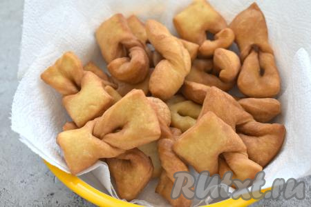 Готовые вергуны достаём из кастрюли, выкладываем на бумажные полотенца, чтобы избавиться от лишнего масла. Постепенно жарим все заготовки вергунов.