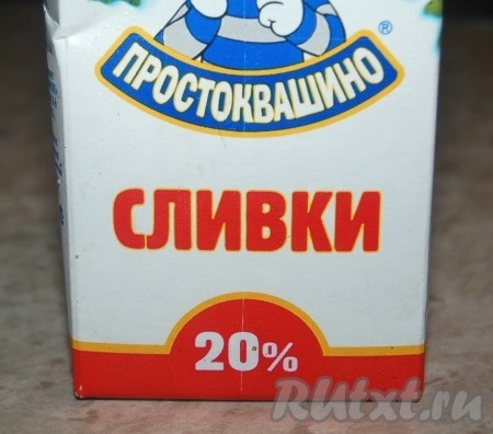 Фету (или брынзу) нарезать мелкими кусочками и отправить в стаканчик для взбивания погружным блендером. Туда же добавить сливки.