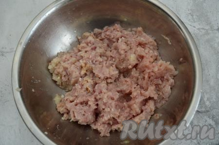 Лук очистить. Я советую обязательно добавлять лук в куриные котлеты, в готовом блюде он не ощущается, а вот сочности котлетам всегда прибавляет. Лук и куриное мясо промыть водой, обсушить, а затем пропустить через мясорубку.