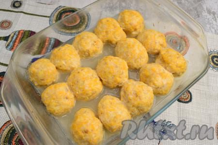 Готовые котлеты достать из духовки. Они не разваливаются и хорошо держат форму.