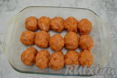 Влажными руками из курино-тыквенного фарша сформировать округлые котлеты, выложить их в жаропрочную форму. Налить в форму 2-3 столовых ложки воды. Поставить форму в разогретую до 180 градусов духовку. Куриные котлеты с тыквой запекать в течение 35 минут.