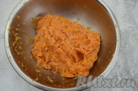Посолить тыквенно-куриный фарш по вкусу и тщательно перемешать.