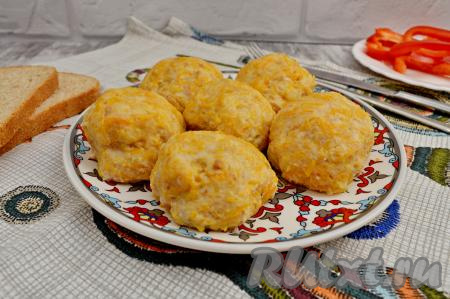 Подать аппетитные, сочные котлеты, приготовленные из мяса курицы и тыквы, можно с любым гарниром на ваш выбор. Тыква придаёт котлетам оранжевый оттенок и небольшую сладость во вкусе. А ещё, благодаря тыкве, куриные котлеты получаются более диетическими.