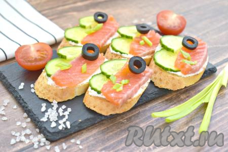 Аппетитные, очень вкусные брускетты с красной рыбой, творожным сыром и огурцом сразу подаём к столу.