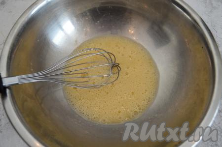 Венчиком перемешать яйца с солью до однородности, как на омлет.