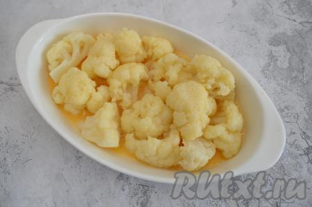 Сверху полить капусту яйцами, взбитыми с солью.